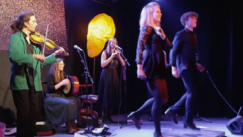 Irish Dancer auf der Bühne, live begleitet von Fiddle und Gesang