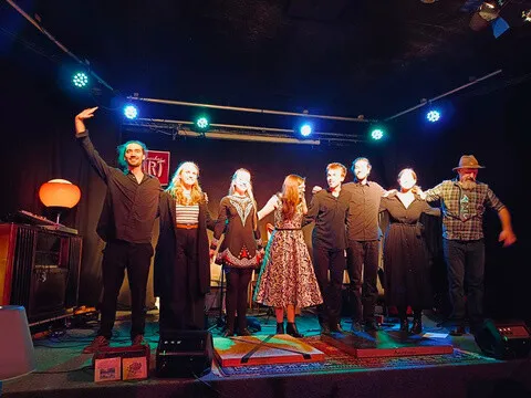 Band und Gäste tanzen zum Finale gemeinsam im Kreis
