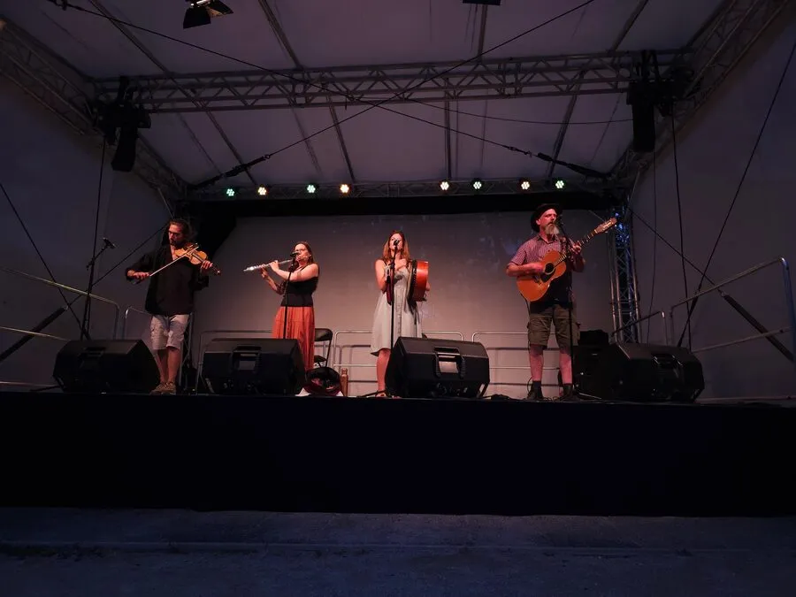 Die Band bei einem Open-Air-Konzert auf der Bühne